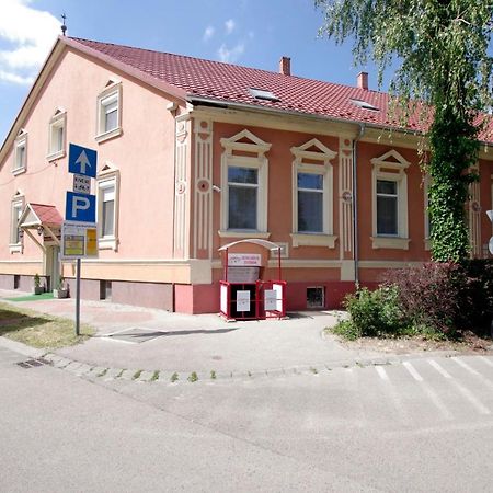 Feher Hajo Panzio Es Vendeglo Gyor Bagian luar foto