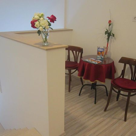Feher Hajo Panzio Es Vendeglo Gyor Bagian luar foto