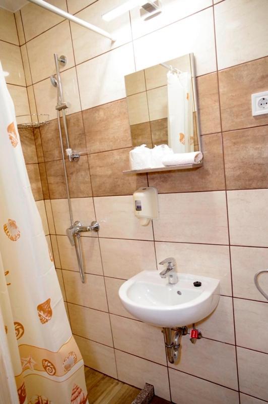 Feher Hajo Panzio Es Vendeglo Gyor Bagian luar foto