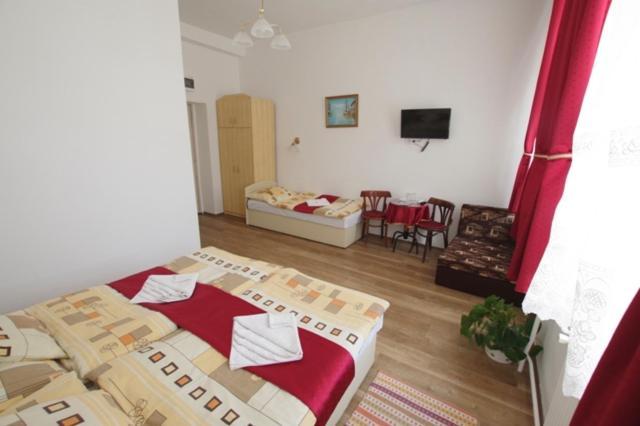 Feher Hajo Panzio Es Vendeglo Gyor Bagian luar foto
