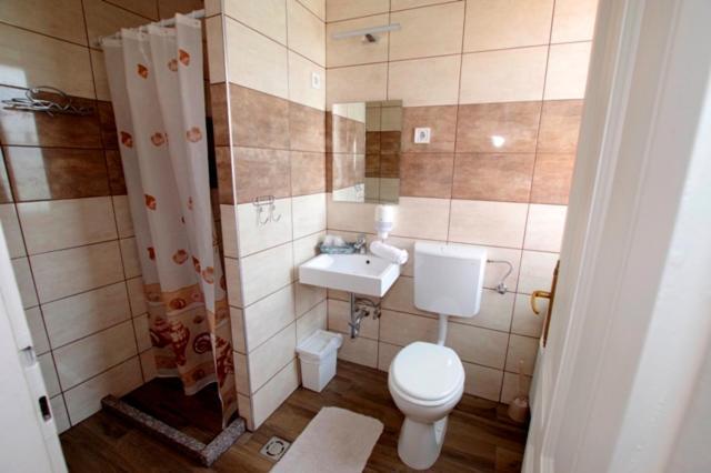 Feher Hajo Panzio Es Vendeglo Gyor Bagian luar foto