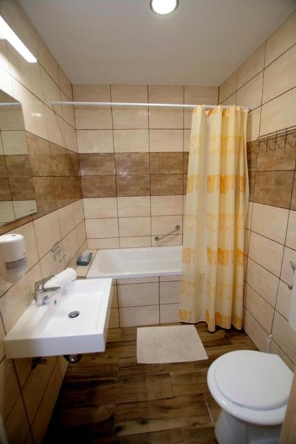 Feher Hajo Panzio Es Vendeglo Gyor Bagian luar foto