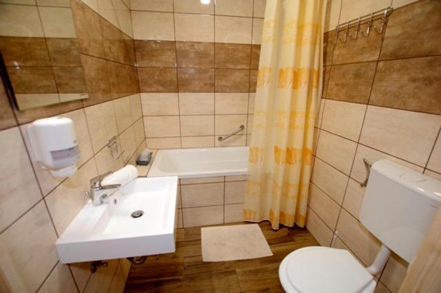 Feher Hajo Panzio Es Vendeglo Gyor Bagian luar foto