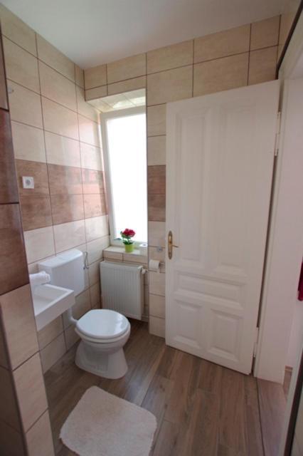 Feher Hajo Panzio Es Vendeglo Gyor Bagian luar foto