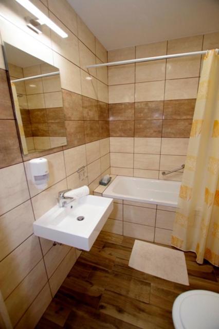 Feher Hajo Panzio Es Vendeglo Gyor Bagian luar foto