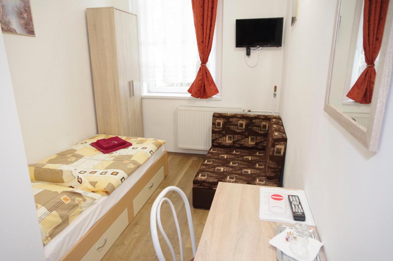 Feher Hajo Panzio Es Vendeglo Gyor Bagian luar foto