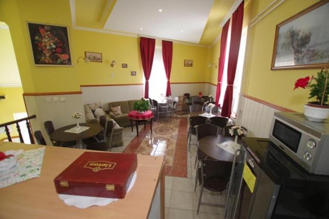 Feher Hajo Panzio Es Vendeglo Gyor Bagian luar foto