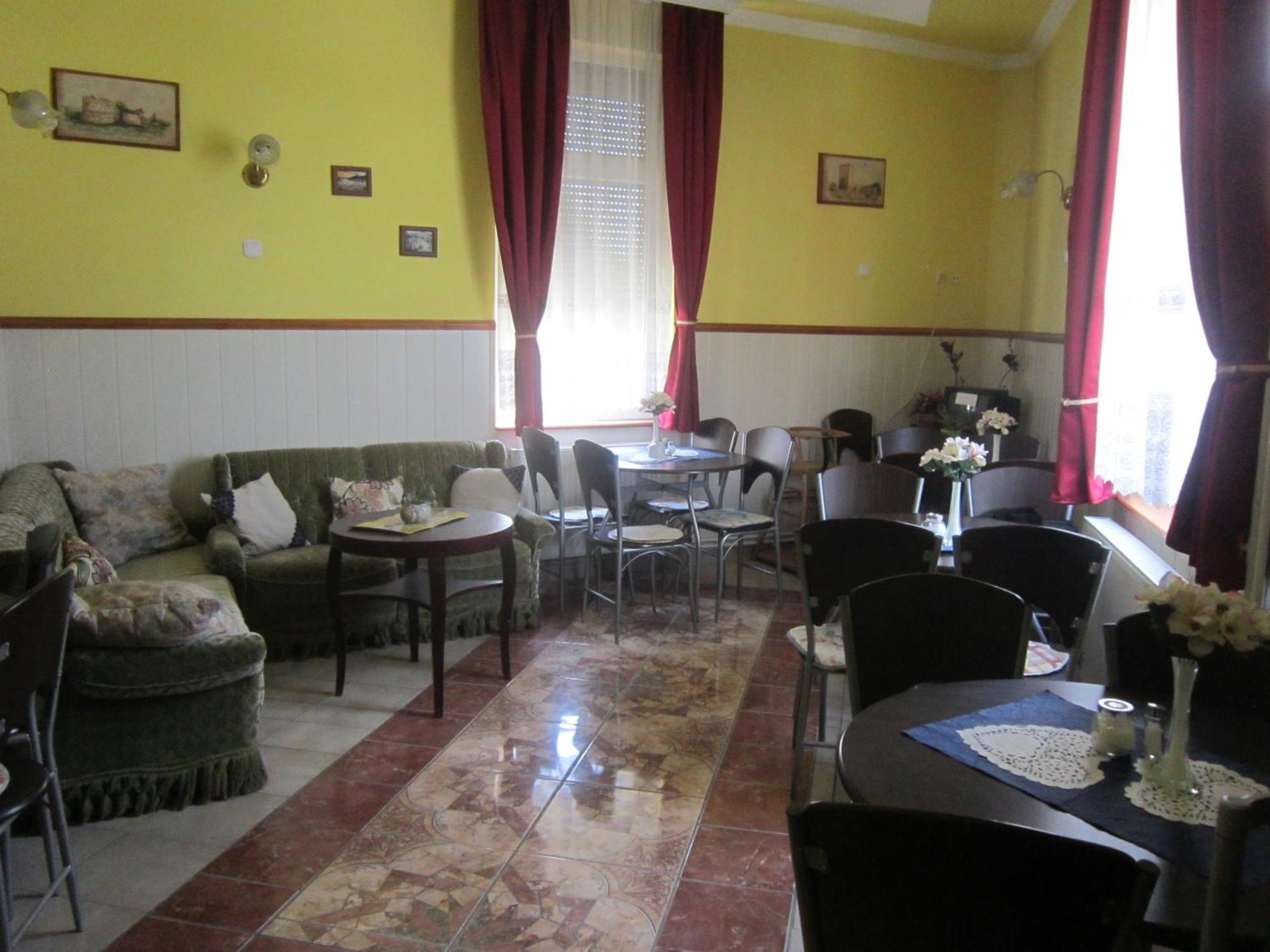 Feher Hajo Panzio Es Vendeglo Gyor Bagian luar foto