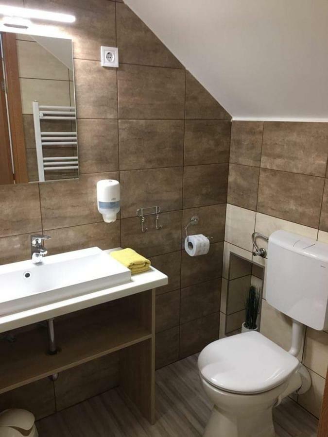 Feher Hajo Panzio Es Vendeglo Gyor Bagian luar foto