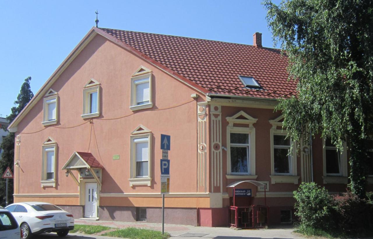 Feher Hajo Panzio Es Vendeglo Gyor Bagian luar foto